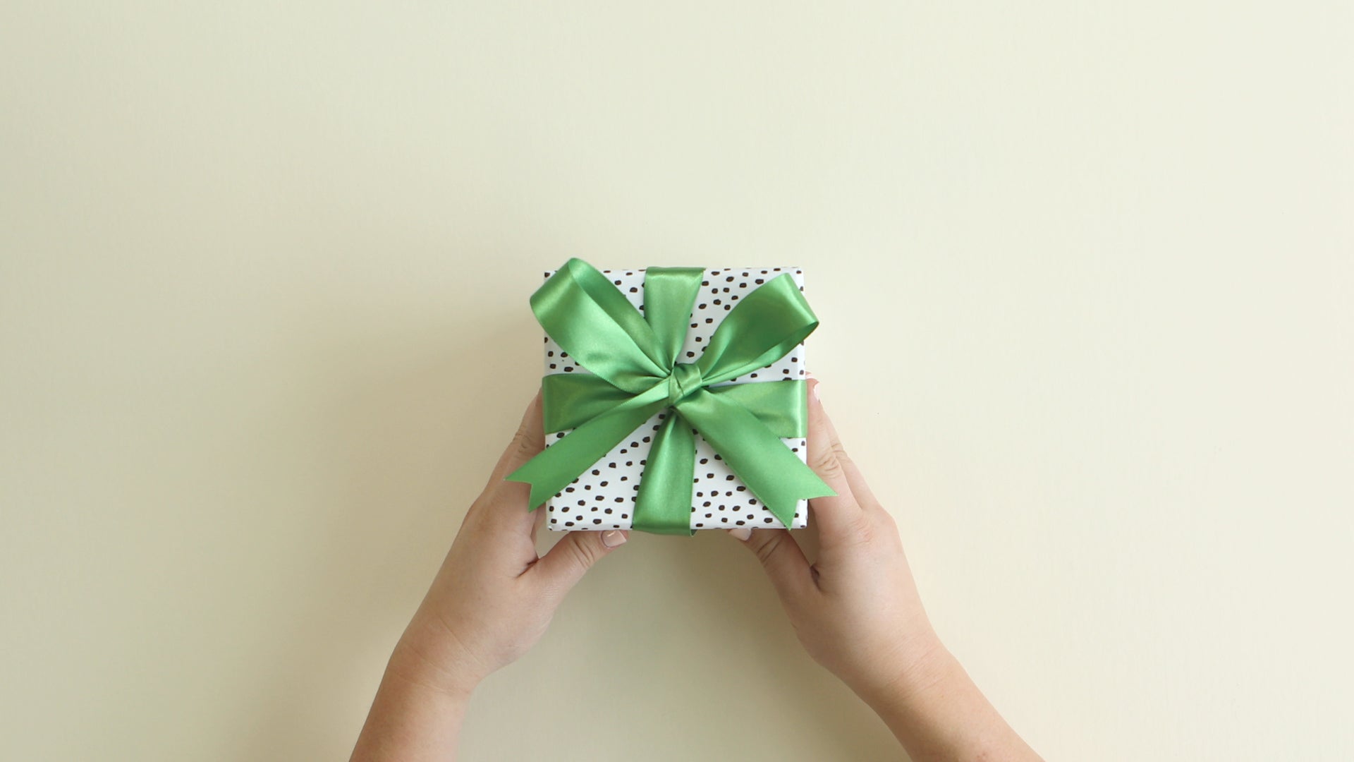 How to: Make the Perfect Bow for your Gift