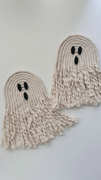 Step-by-step video detailing how to create the Macrame Ghosts Kit.