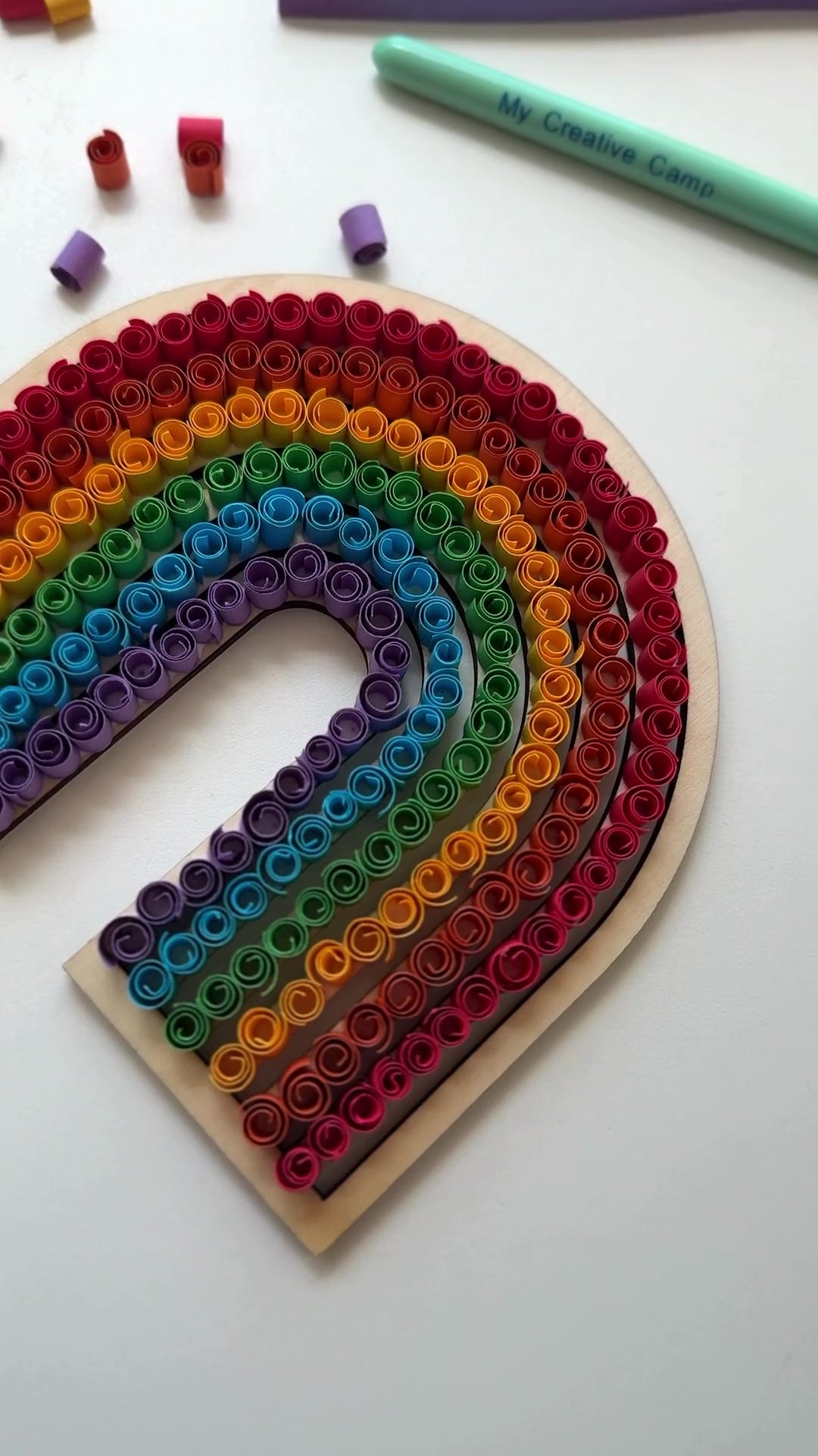 Step-by-step video detailing how to use the rainbow quilling craft kit.