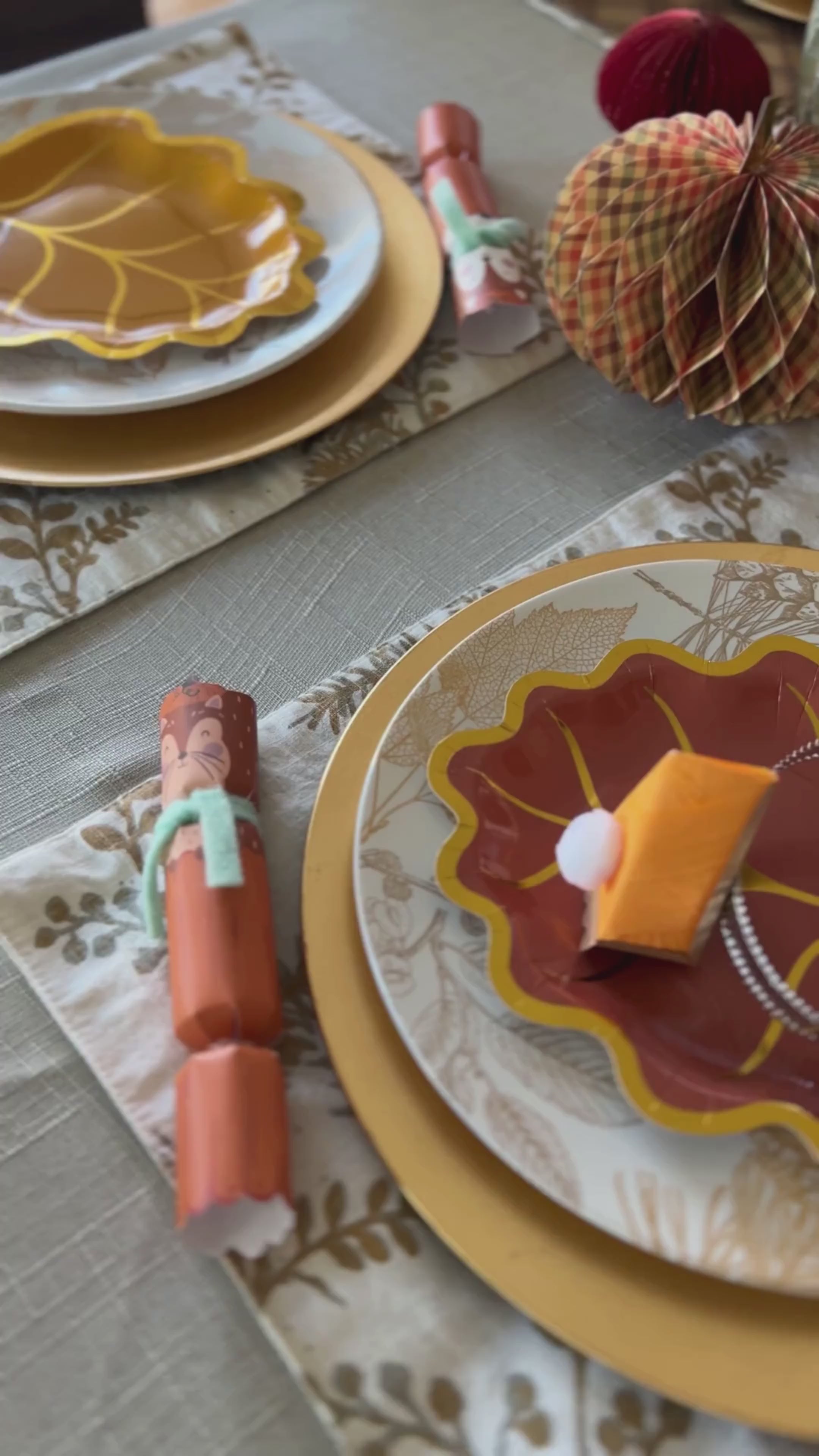 Video showing thanksgiving tablescape.